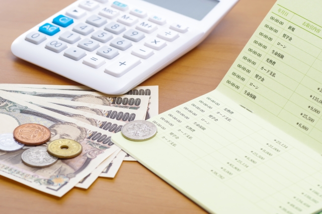 銀行の貯金通帳とお金